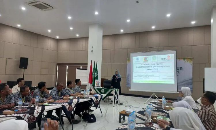 Rika Fatimah P.L., ST, M.Sc., Ph.D. (Founder, Konseptor, dan Tenaga Ahli Global Gotong Royong (G2R) Tetrapreneur yang juga merupakan Dosen Fakultas Ekonomika dan Bisnis Universitas Gadjah Mada (FEB UGM) dan pengurus Bidang Industri Mikro & Kecil, LP UMKM PWM DIY) Memaparkan G2RT MU – EMAS (KmE1): Manajemen Ikonik (Visioner) Bisnis (& Legalitas) Pada Seminar Masa Persiapan Pensiun (MPP) Tahap 2 kerjasama LP UMKM DPW DIY dan LazisMU DIY