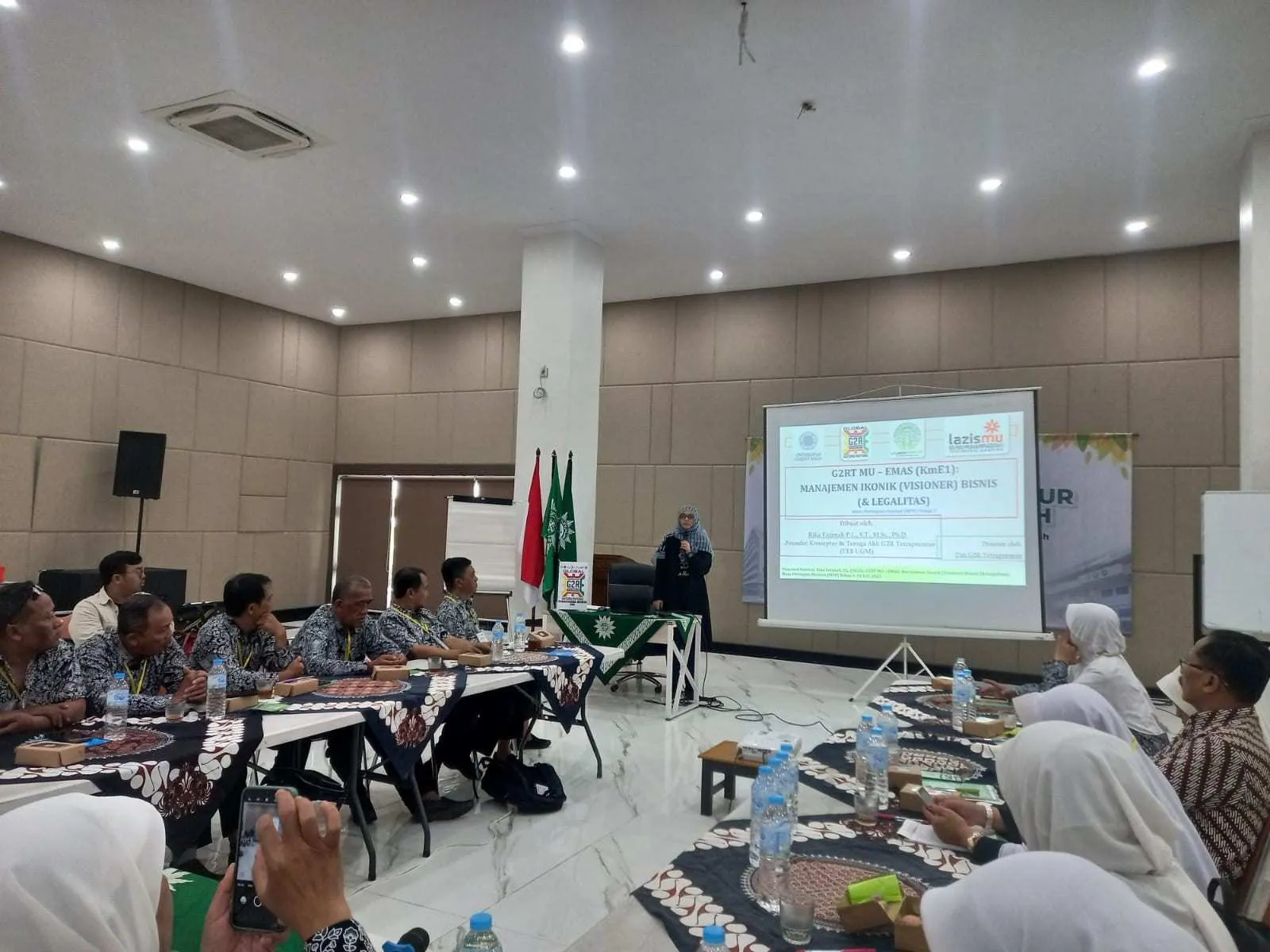 Rika Fatimah P.L., ST, M.Sc., Ph.D. (Founder, Konseptor, dan Tenaga Ahli Global Gotong Royong (G2R) Tetrapreneur yang juga merupakan Dosen Fakultas Ekonomika dan Bisnis Universitas Gadjah Mada (FEB UGM) dan pengurus Bidang Industri Mikro & Kecil, LP UMKM PWM DIY) Memaparkan G2RT MU – EMAS (KmE1): Manajemen Ikonik (Visioner) Bisnis (& Legalitas) Pada Seminar Masa Persiapan Pensiun (MPP) Tahap 2 kerjasama LP UMKM DPW DIY dan LazisMU DIY
